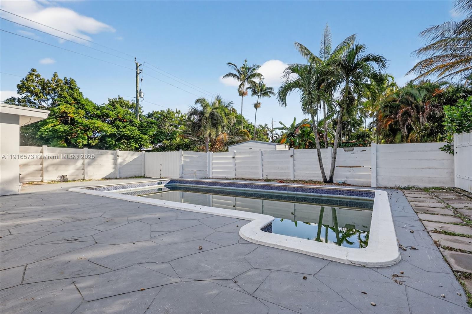 2003 3 / 2 1585 sq. ft. $ 2025-11-18 0 Photo