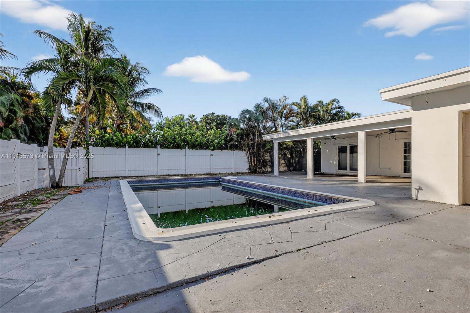 2003 3 / 2 1585 sq. ft. $ 2025-11-18 0 Photo