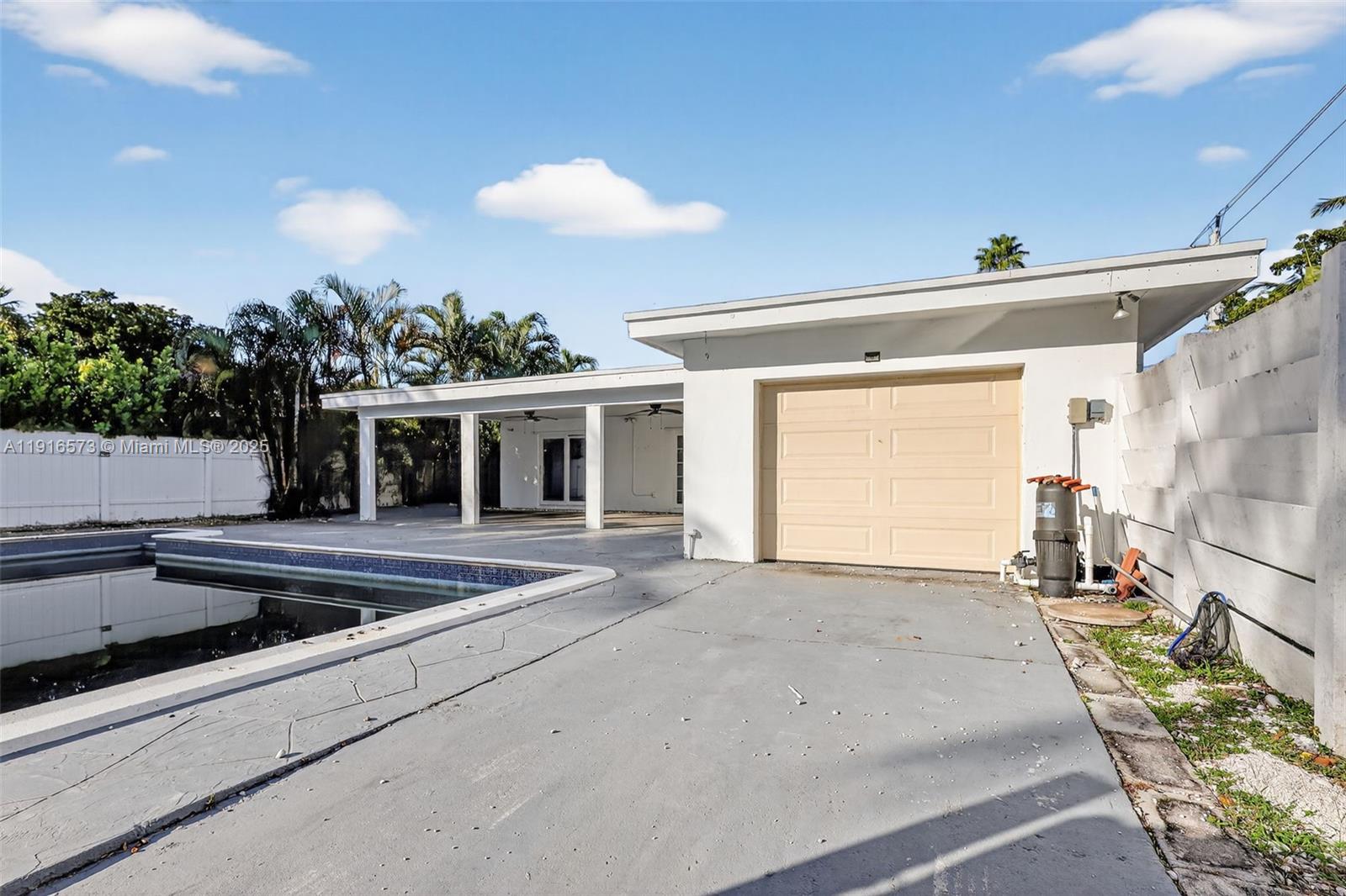 2003 3 / 2 1585 sq. ft. $ 2025-11-18 0 Photo