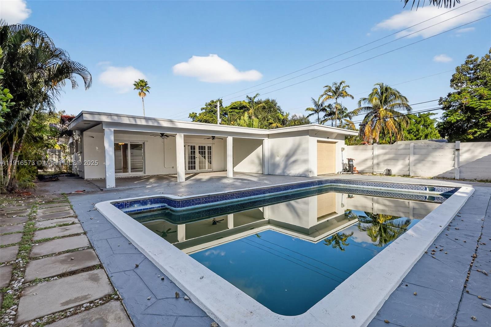 2003 3 / 2 1585 sq. ft. $ 2025-11-18 0 Photo