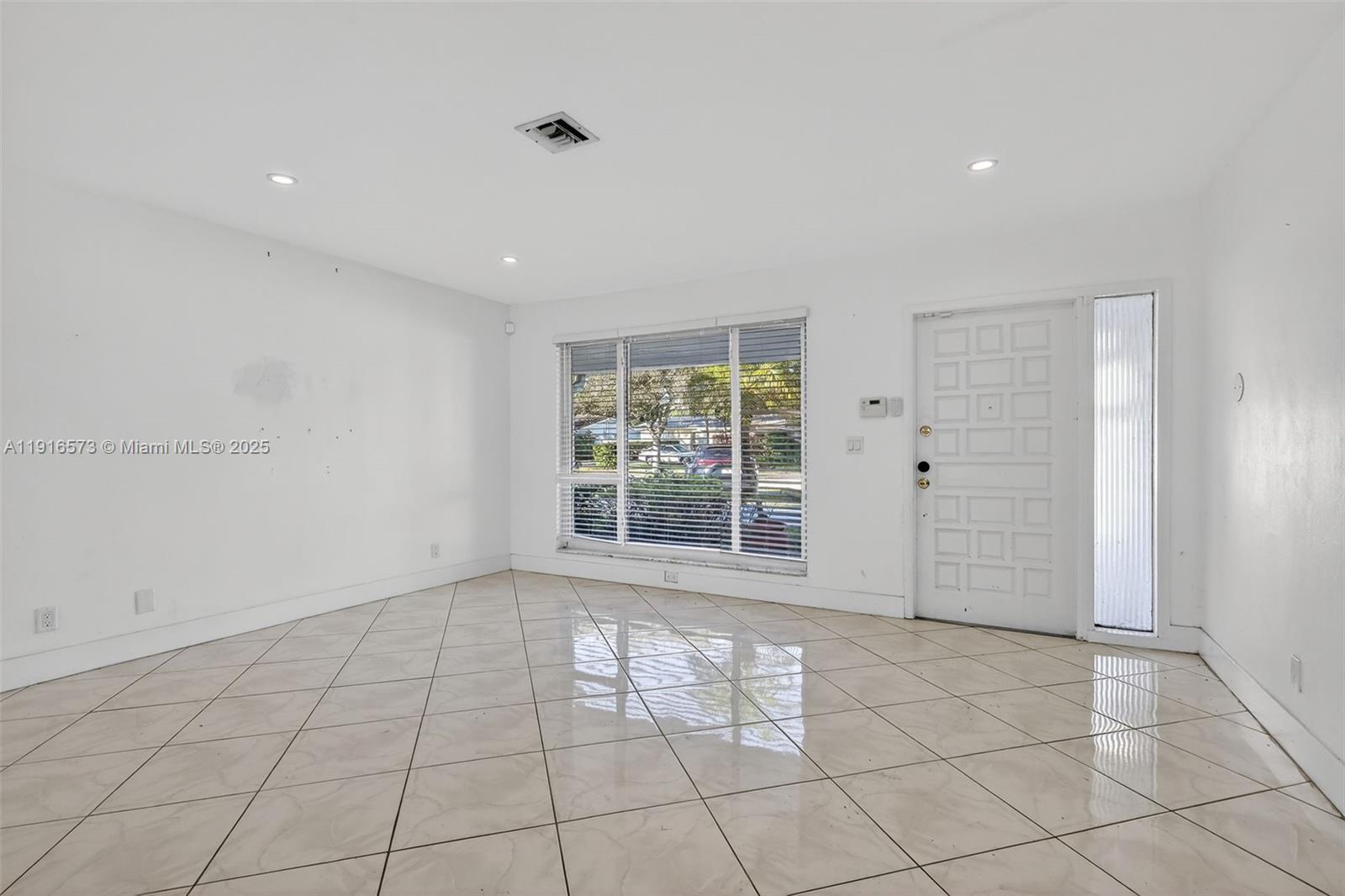 2003 3 / 2 1585 sq. ft. $ 2025-11-18 0 Photo