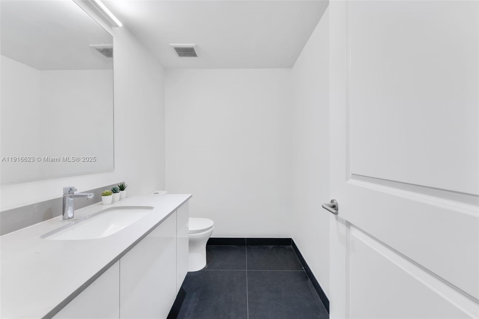 3315 1 / 2 850 sq. ft. $ 2025-11-19 0 Photo