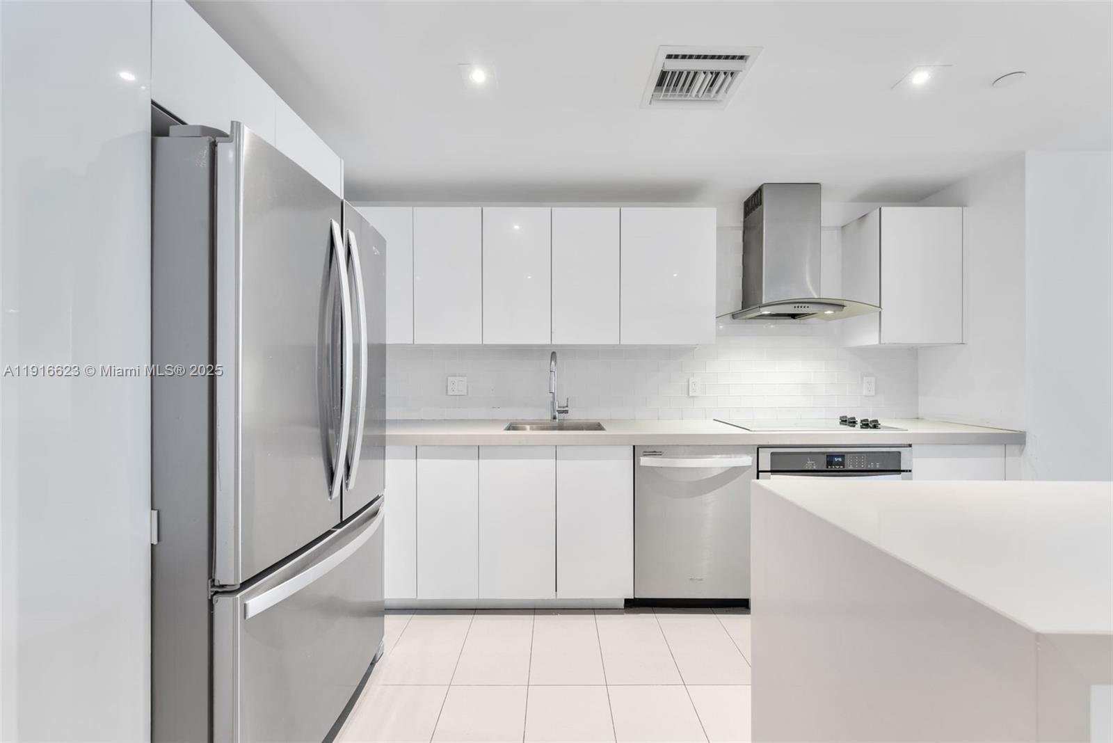 3315 1 / 2 850 sq. ft. $ 2025-11-19 0 Photo