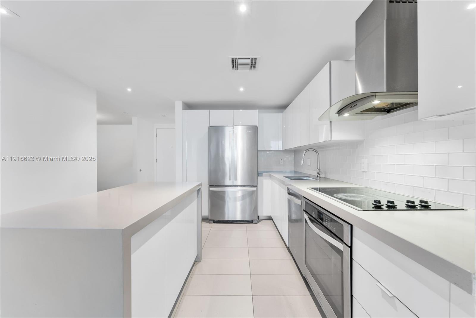 3315 1 / 2 850 sq. ft. $ 2025-11-19 0 Photo