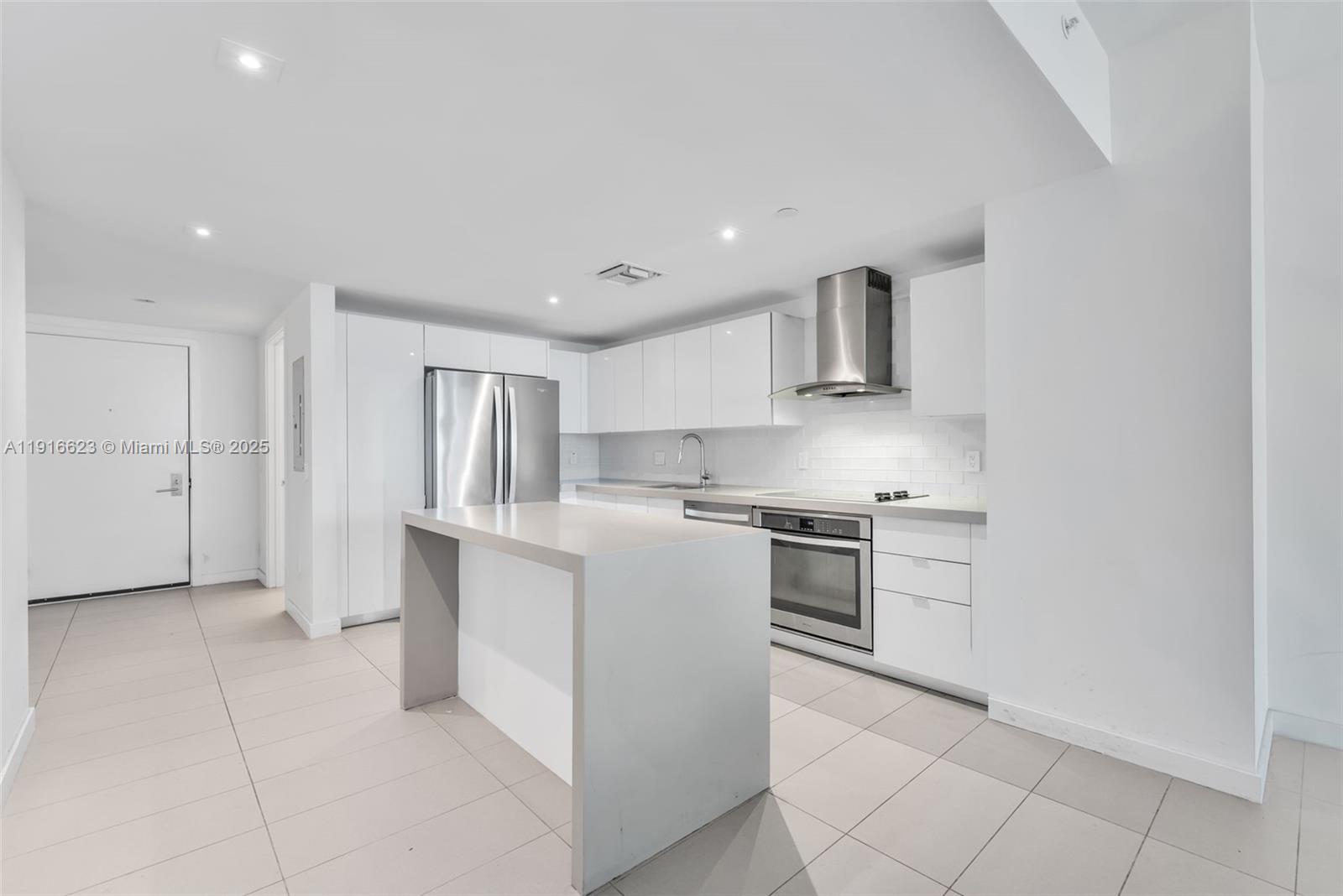 3315 1 / 2 850 sq. ft. $ 2025-11-19 0 Photo