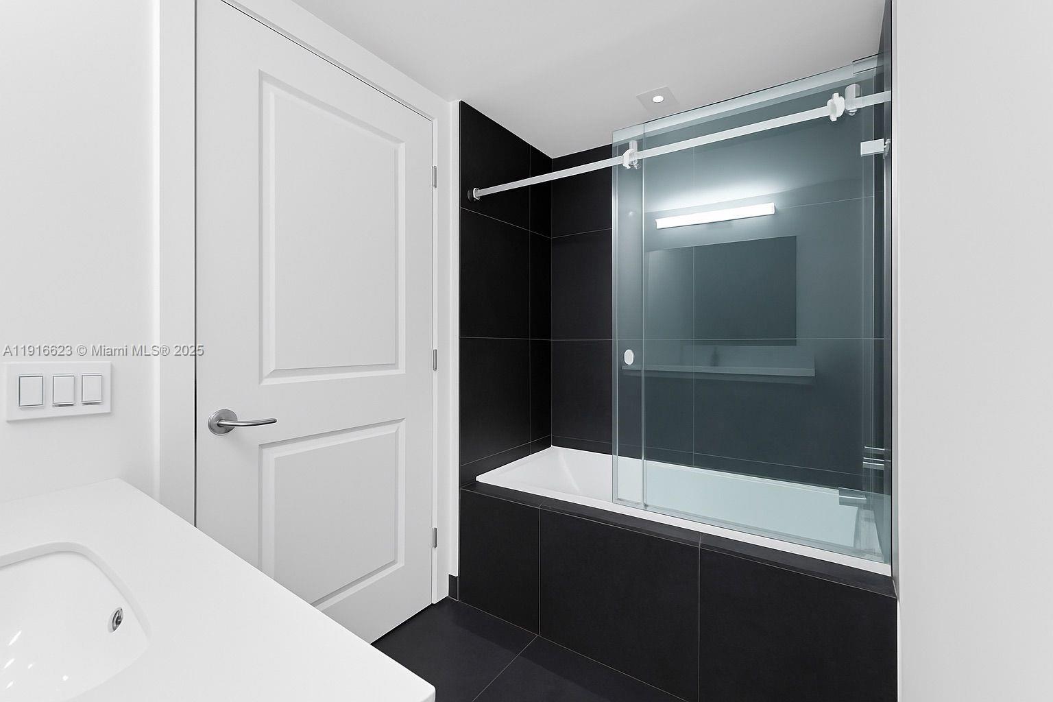 3315 1 / 2 850 sq. ft. $ 2025-11-19 0 Photo