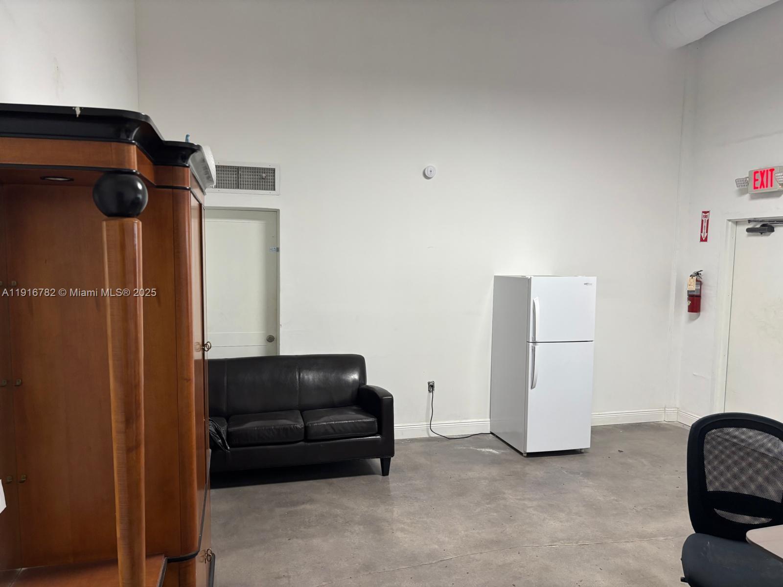 2  /   sq. ft. $ 2025-11-19 0 Photo