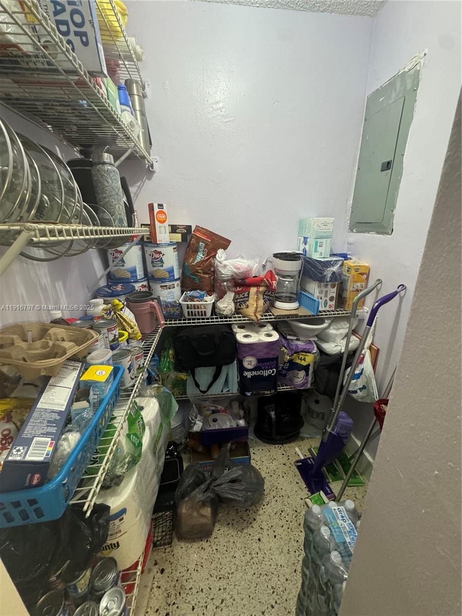   /  2352 кв.футов $ 2025-11-19 0 Фото