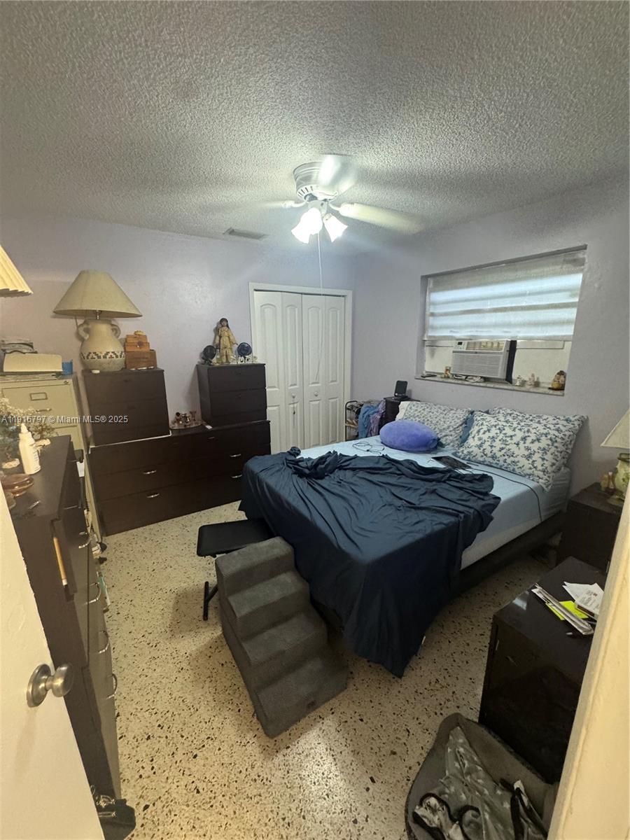   /  2352 кв.футов $ 2025-11-19 0 Фото