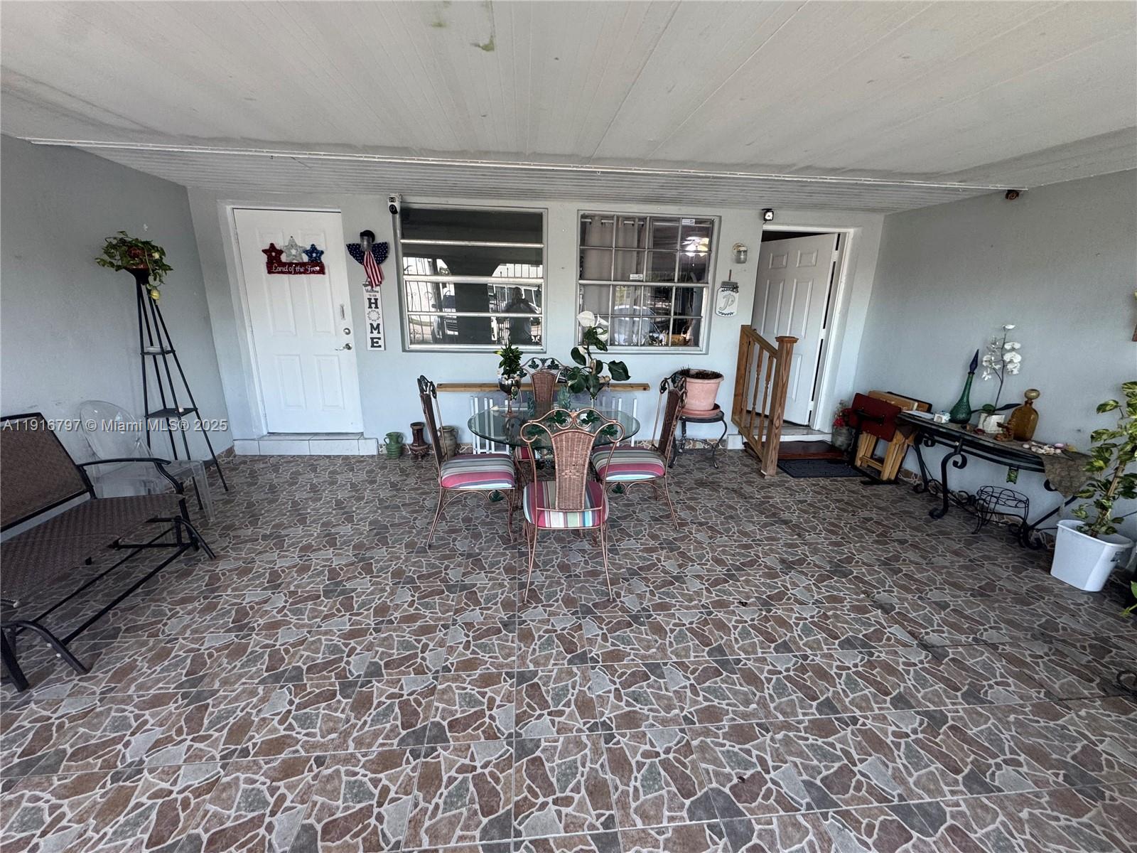   /  2352 кв.футов $ 2025-11-19 0 Фото