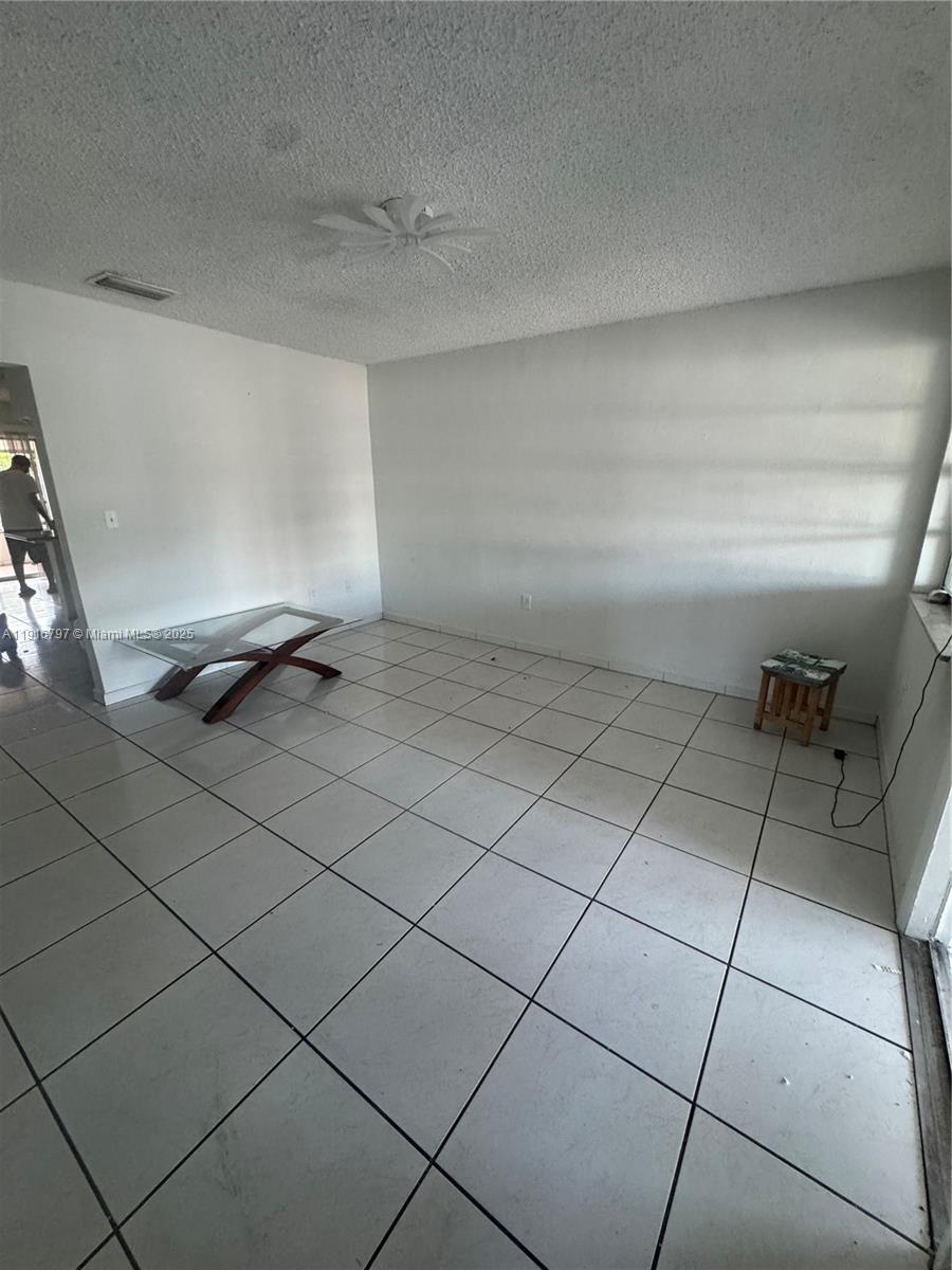   /  2352 кв.футов $ 2025-11-19 0 Фото