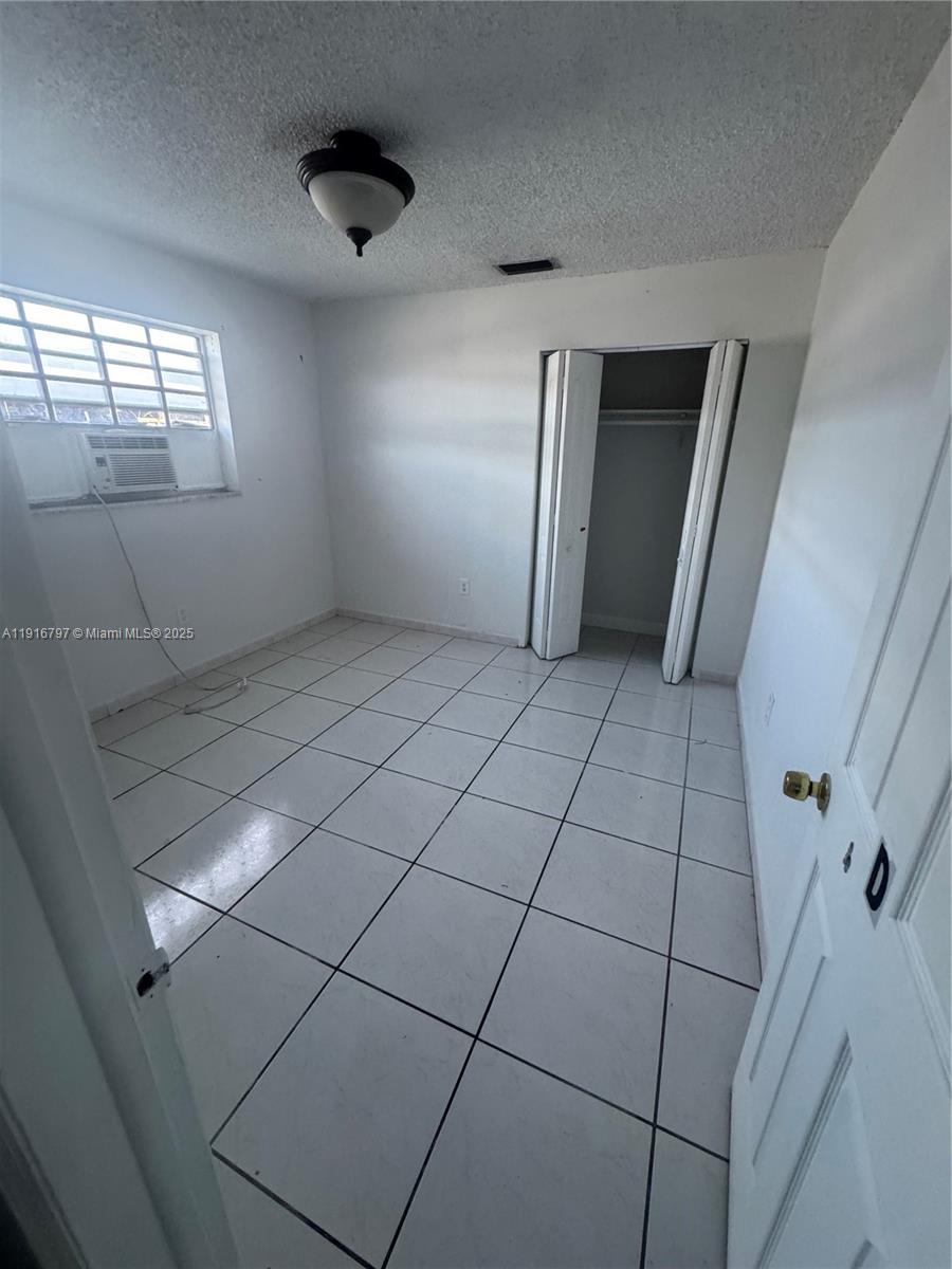   /  2352 кв.футов $ 2025-11-19 0 Фото