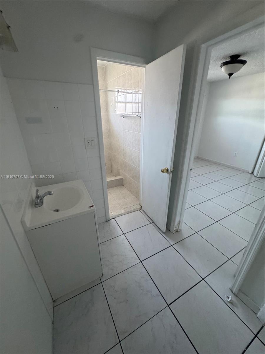   /  2352 кв.футов $ 2025-11-19 0 Фото