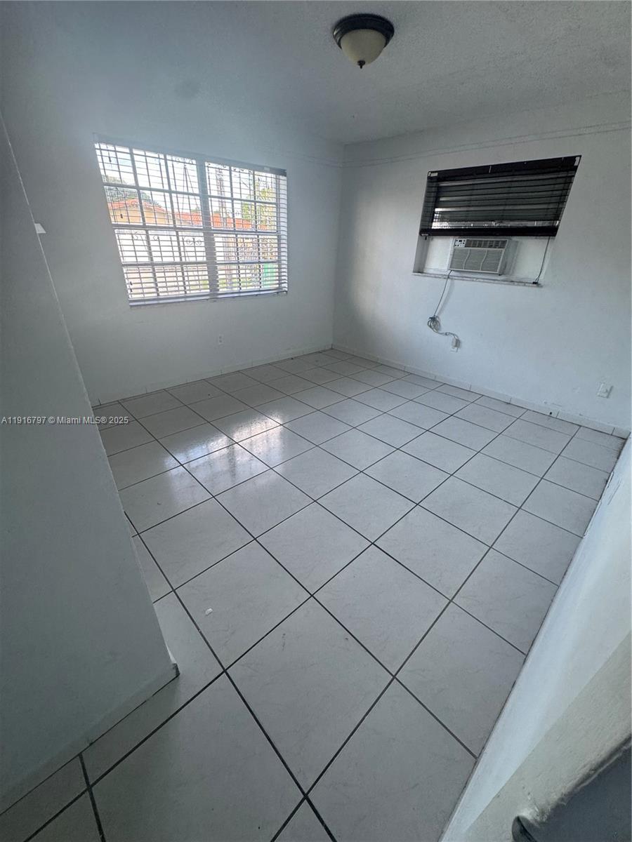   /  2352 кв.футов $ 2025-11-19 0 Фото