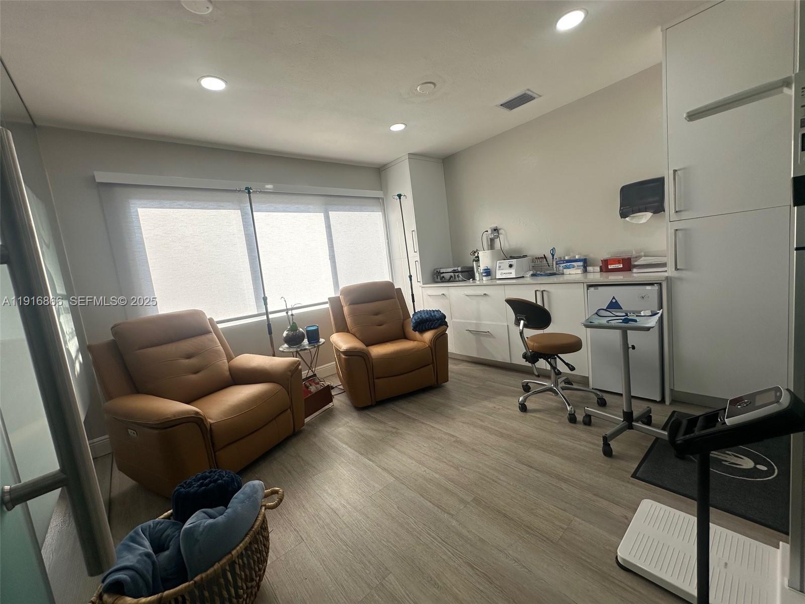   /   sq. ft. $ 2025-11-19 0 Photo