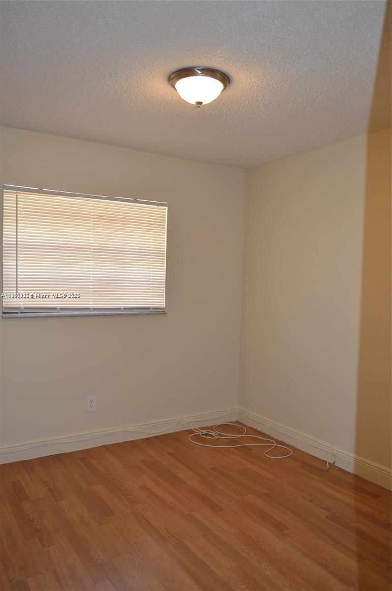   /  2554 кв.футов $ 2025-11-19 0 Фото