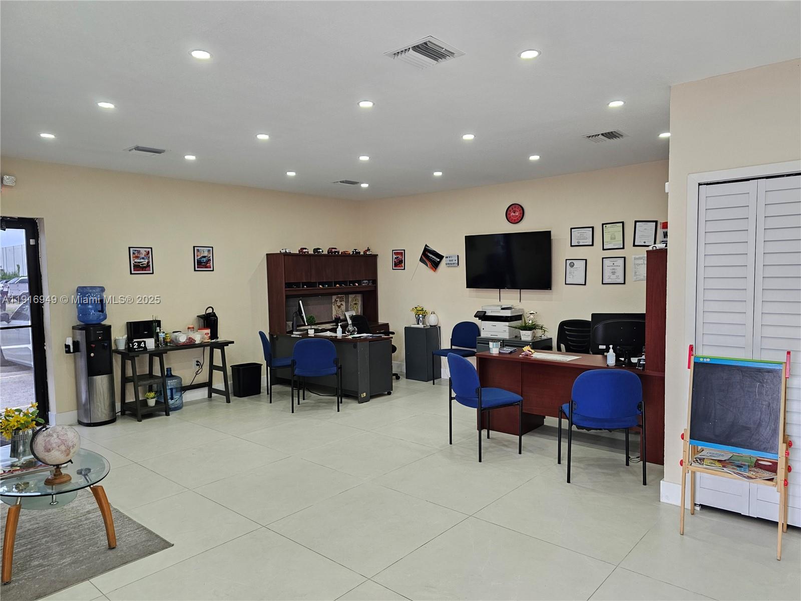 See details / sq. ft. $ 2025-11-19 0 Photo