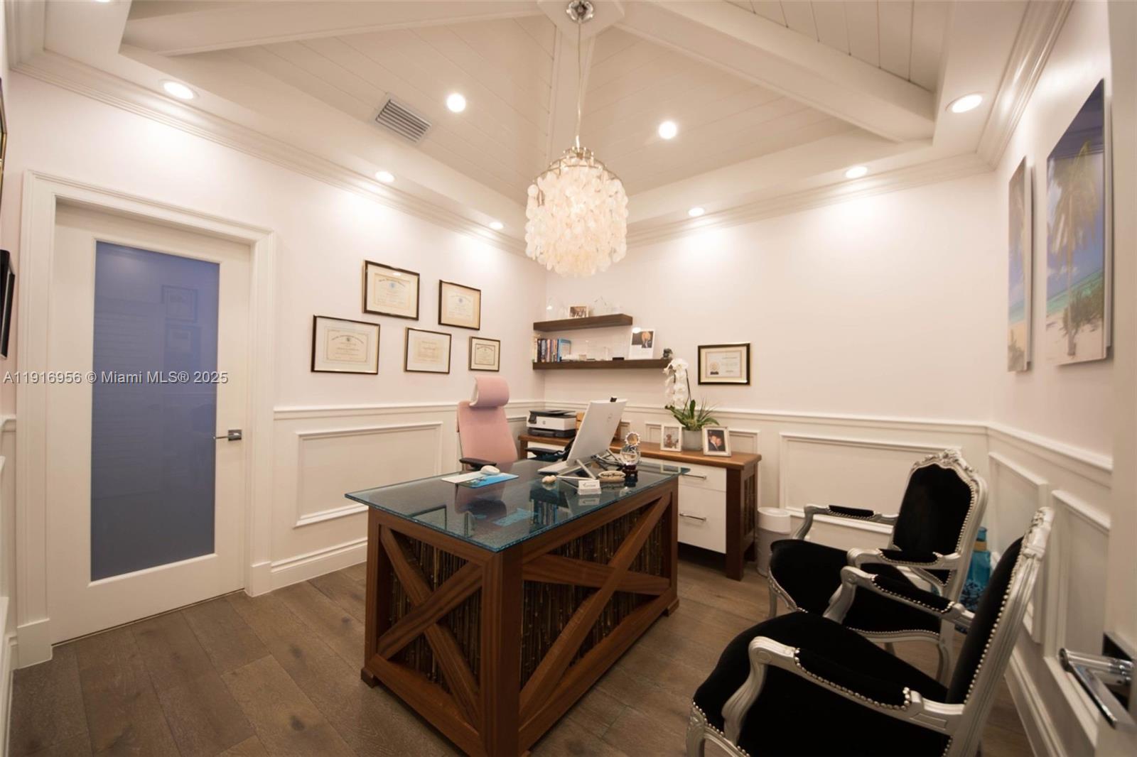   /   кв.футов $ 2025-11-19 0 Фото