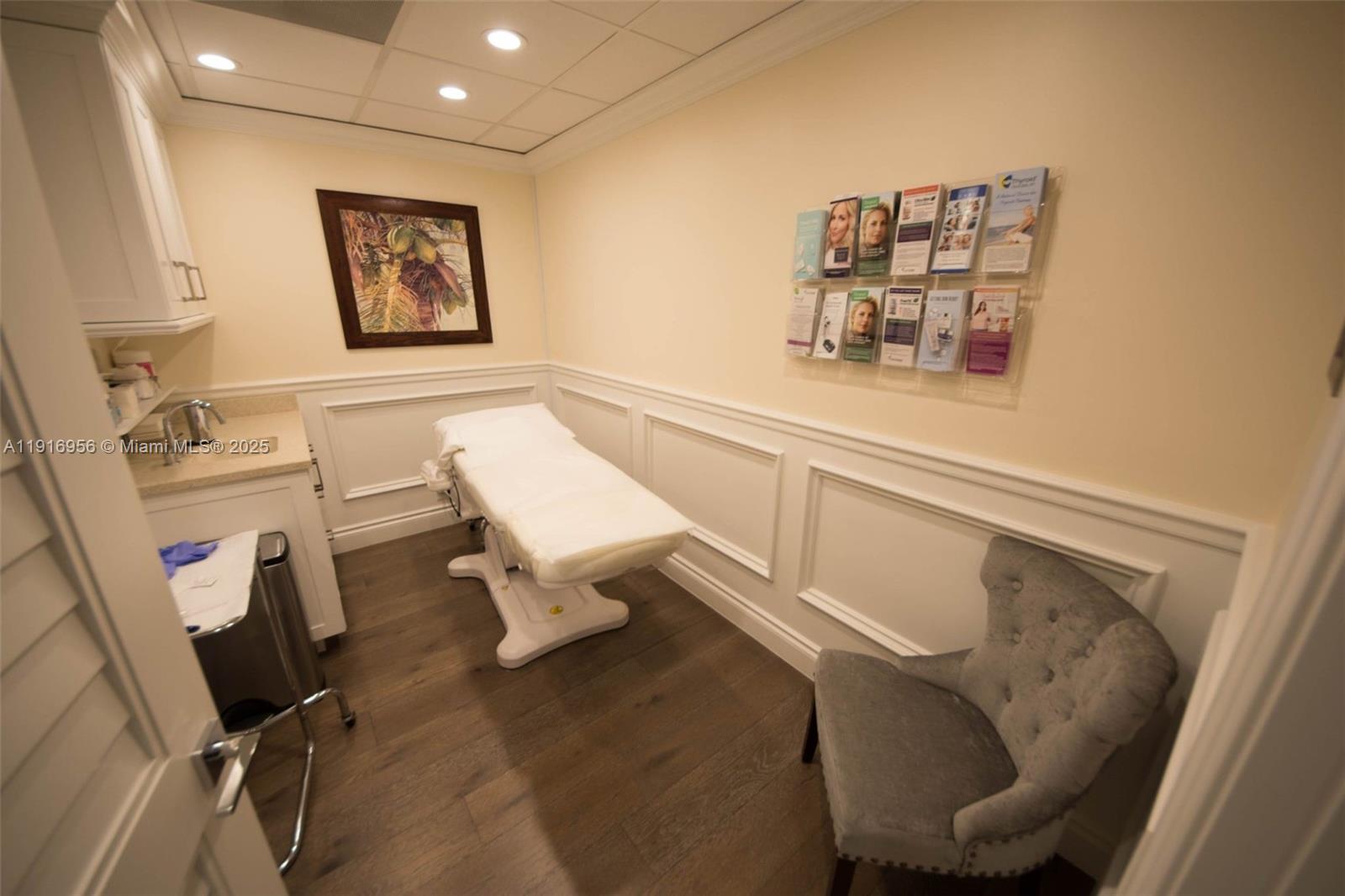   /   кв.футов $ 2025-11-19 0 Фото