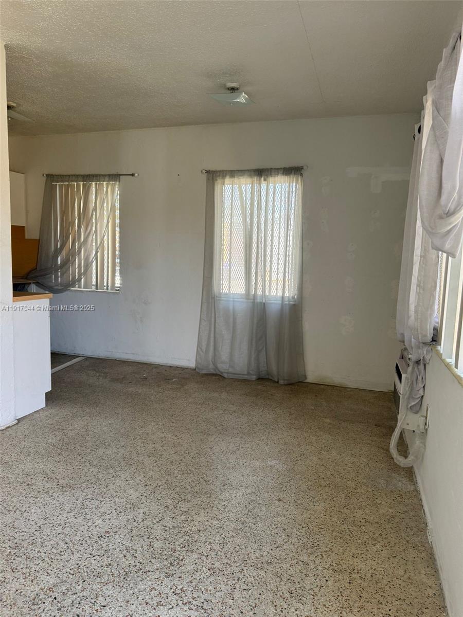   /   кв.футов $ 2025-11-19 0 Фото