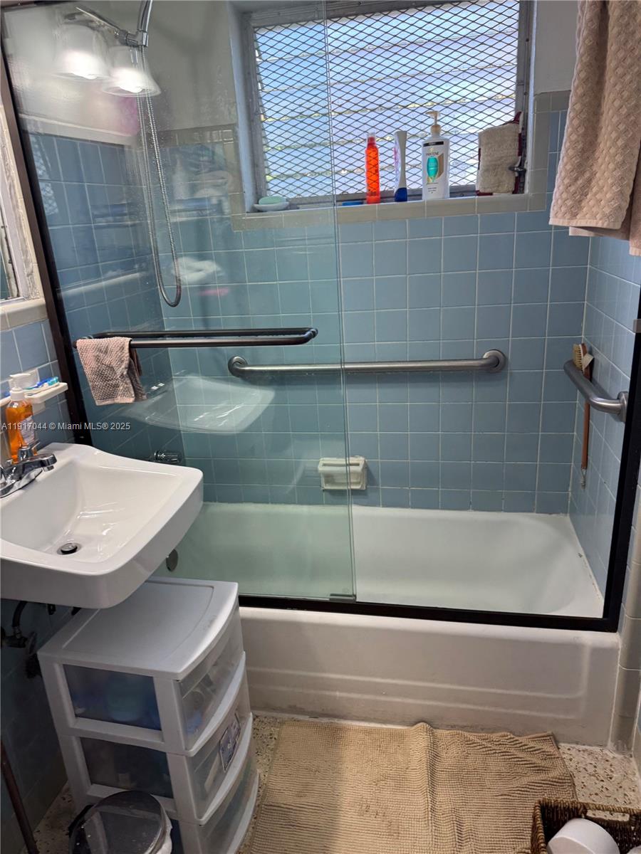   /   кв.футов $ 2025-11-19 0 Фото