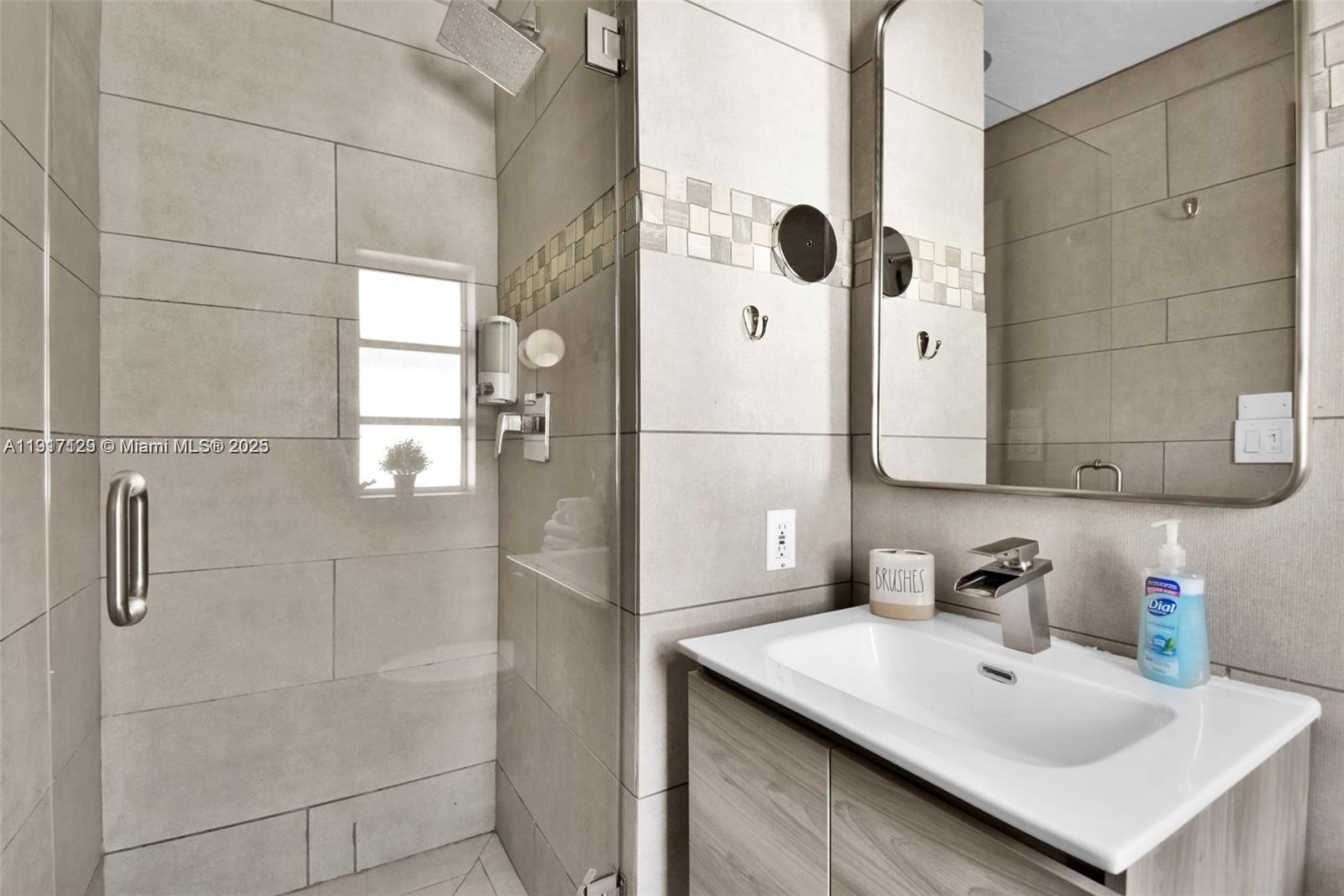 See details / sq. ft. $ 2025-11-19 0 Photo