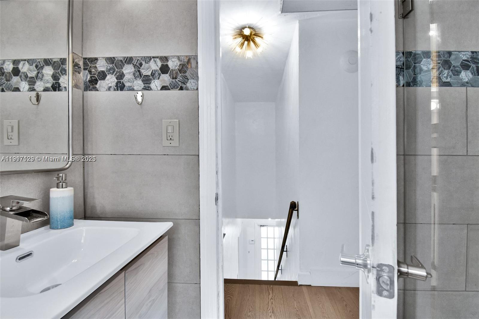 See details / sq. ft. $ 2025-11-19 0 Photo