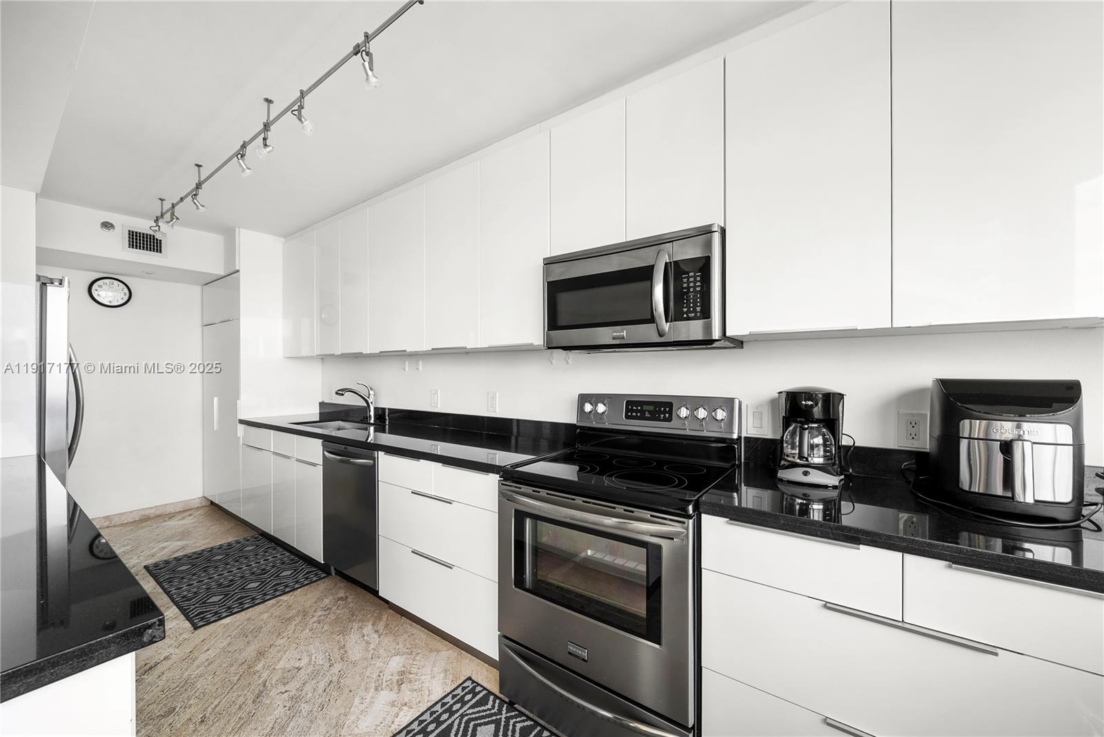 See details 2407 3 / 3 1520 sq. ft. $ 2025-11-19 0 Photo