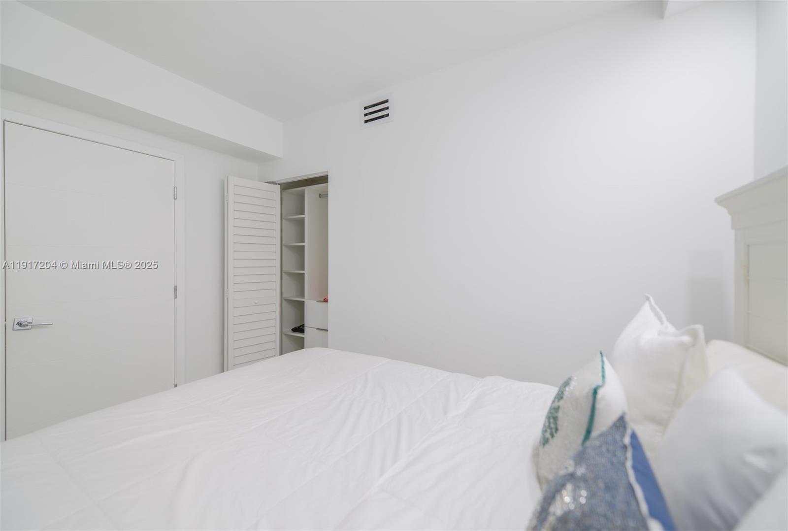 8N 1 / 2 870 кв.футов $ 2025-11-19 0 Фото