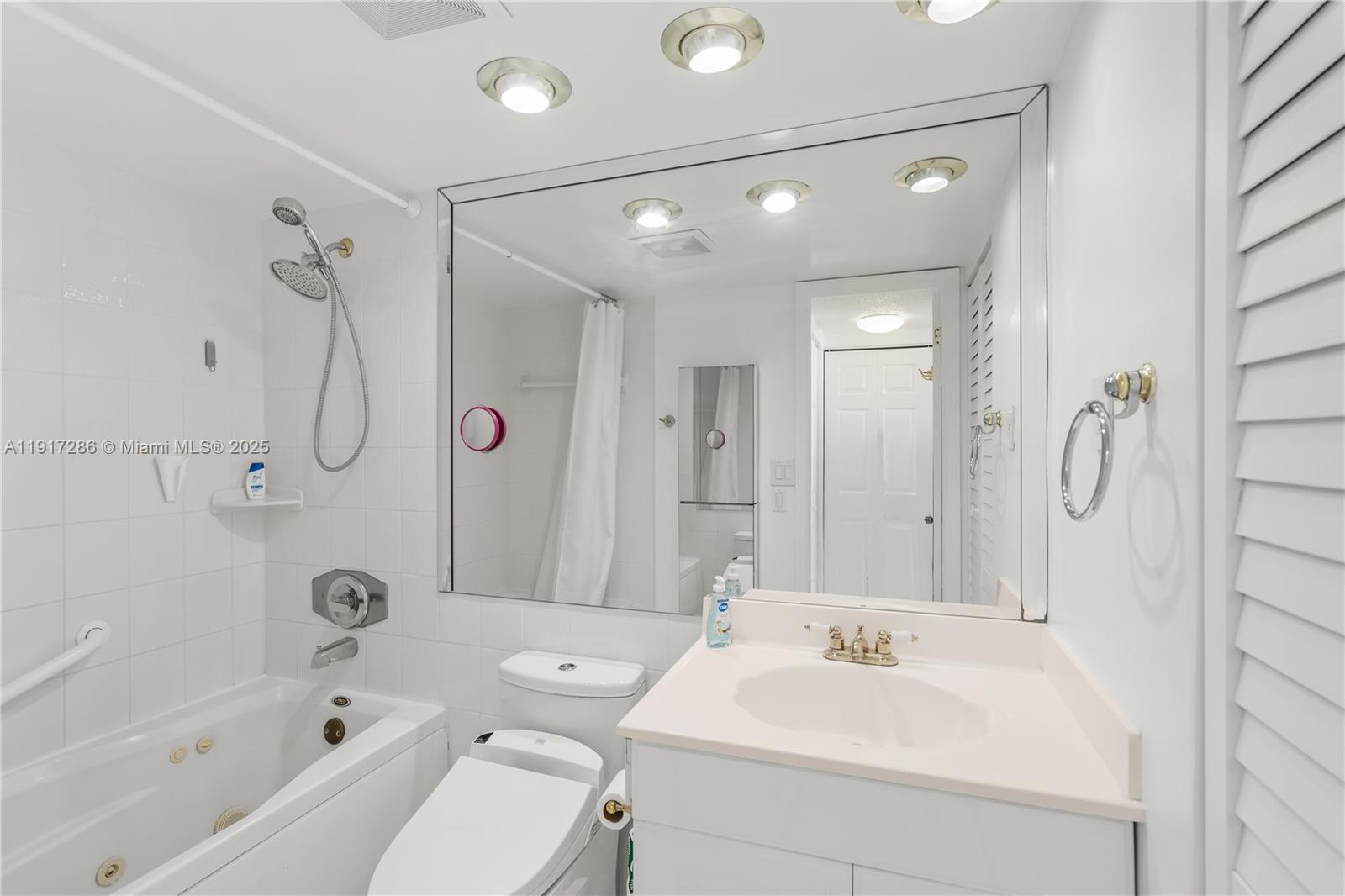 2410 2 / 2 1070 sq. ft. $ 2025-11-19 0 foto