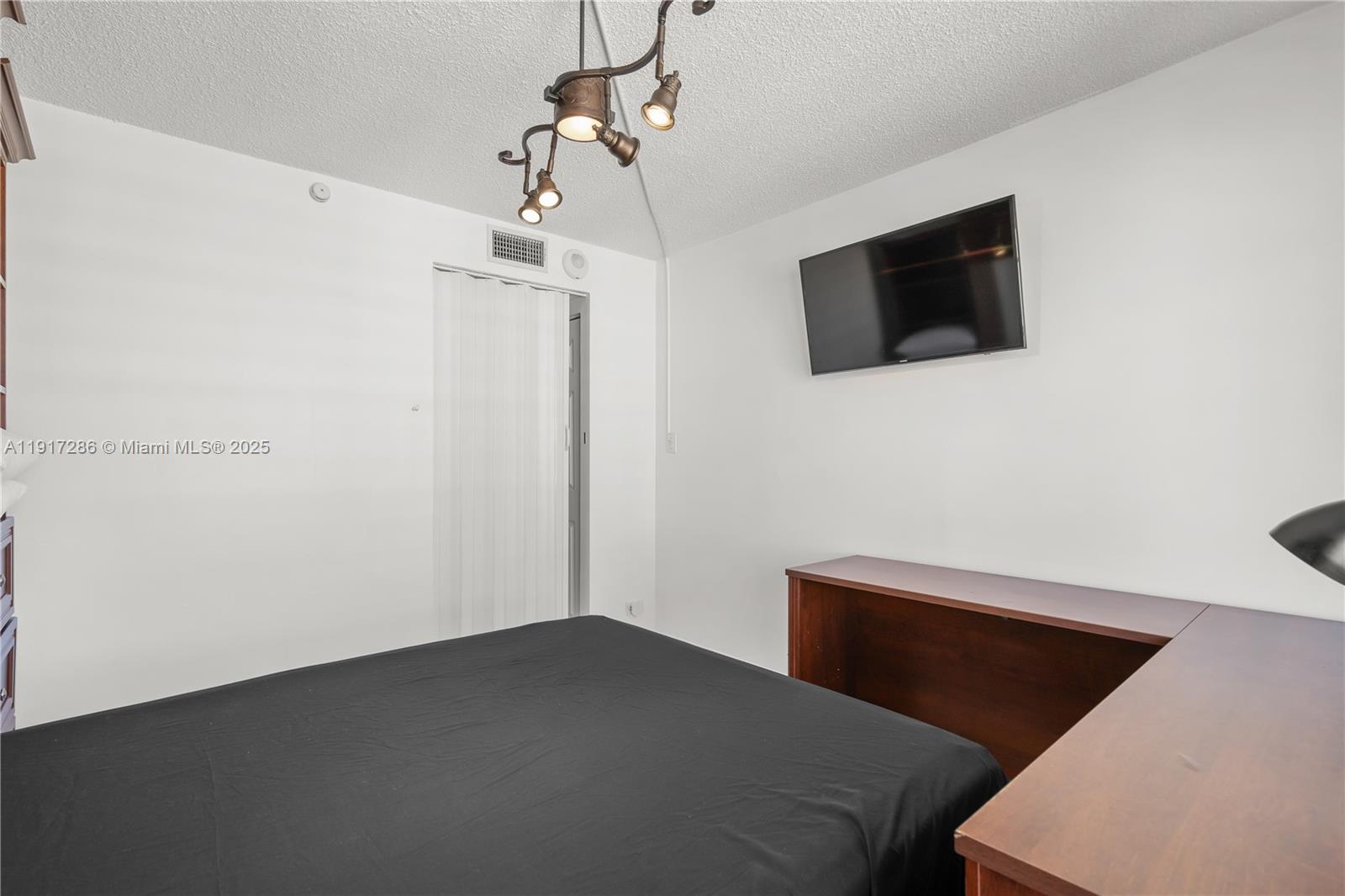 2410 2 / 2 1070 sq. ft. $ 2025-11-19 0 foto