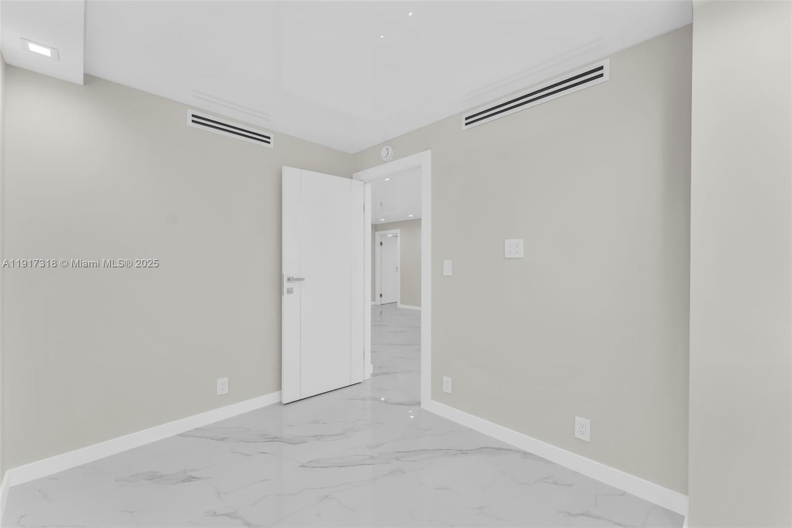 1414 1 / 2 943 sq. ft. $ 2025-11-20 0 Photo