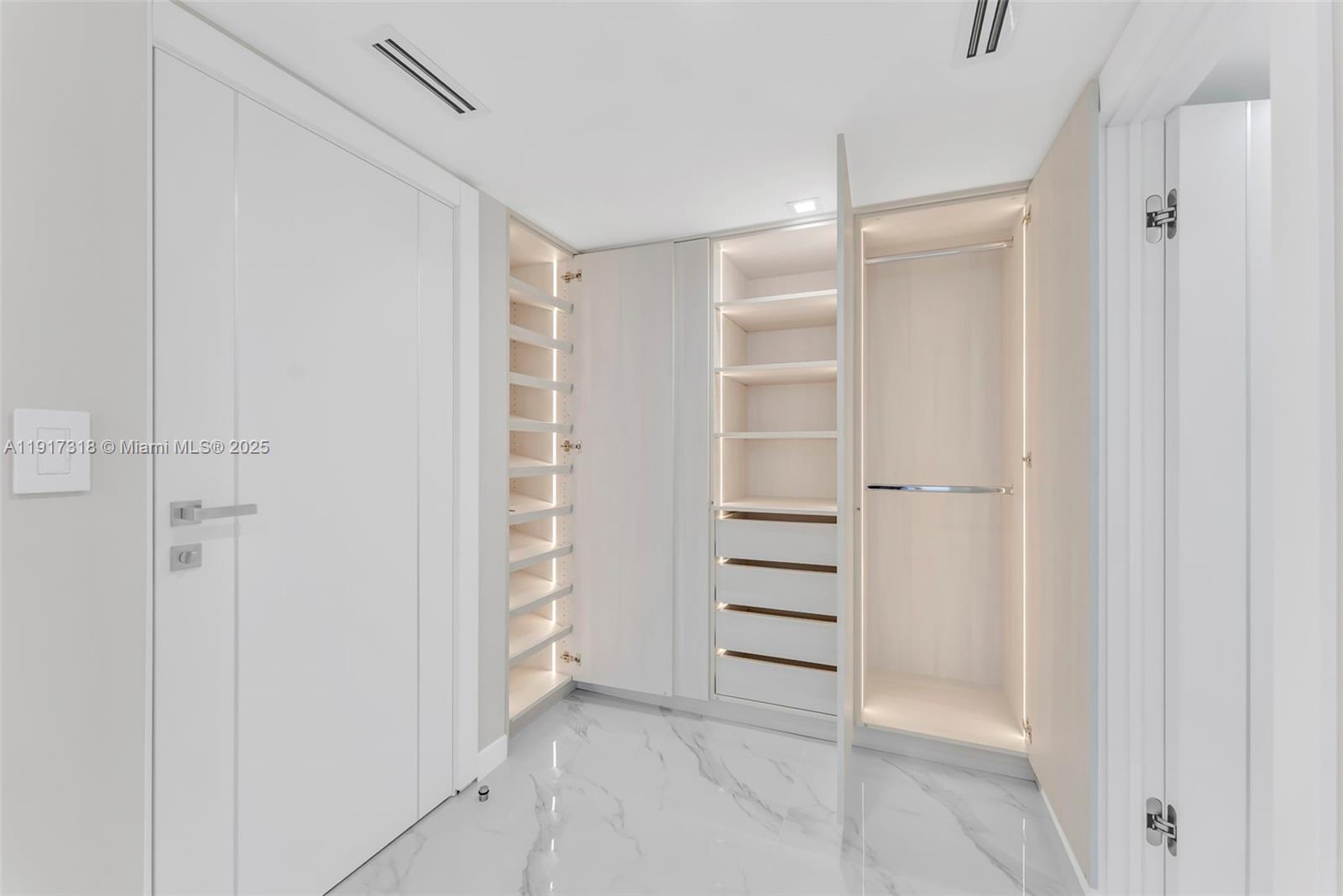 1414 1 / 2 943 sq. ft. $ 2025-11-20 0 Photo