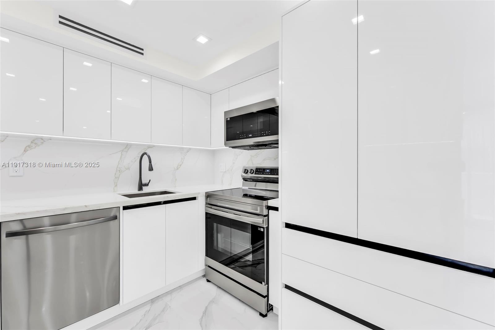 1414 1 / 2 943 sq. ft. $ 2025-11-20 0 Photo