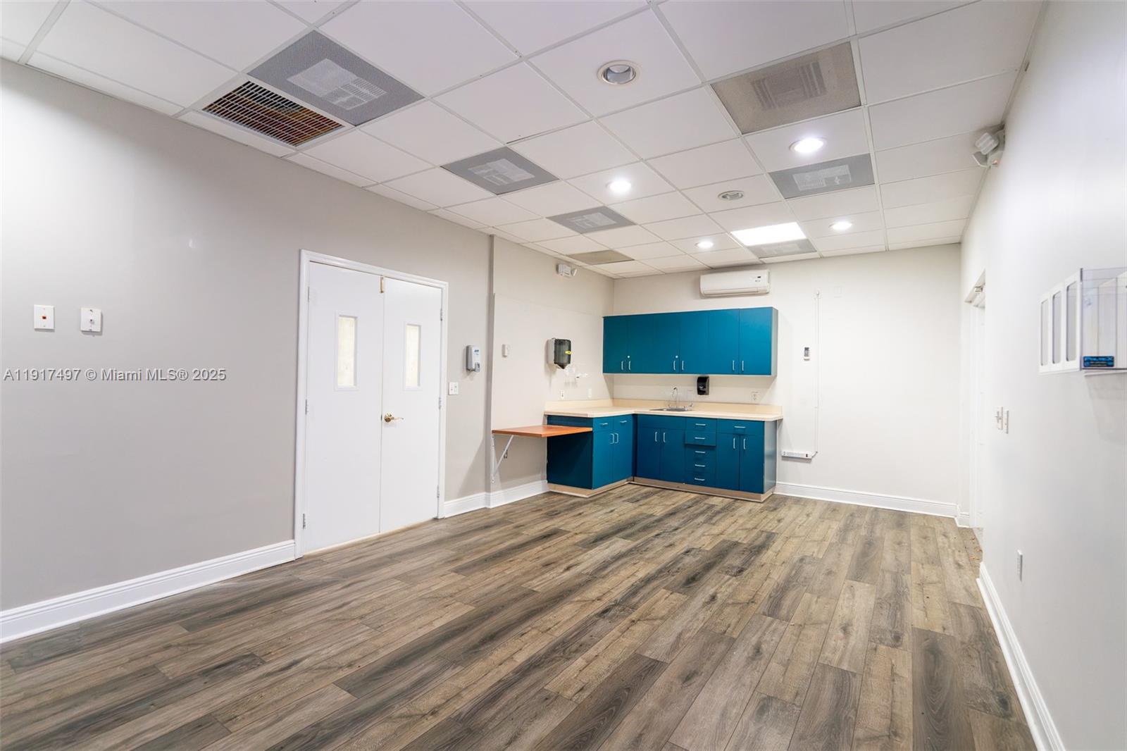   /   sq. ft. $ 2025-11-20 0 foto