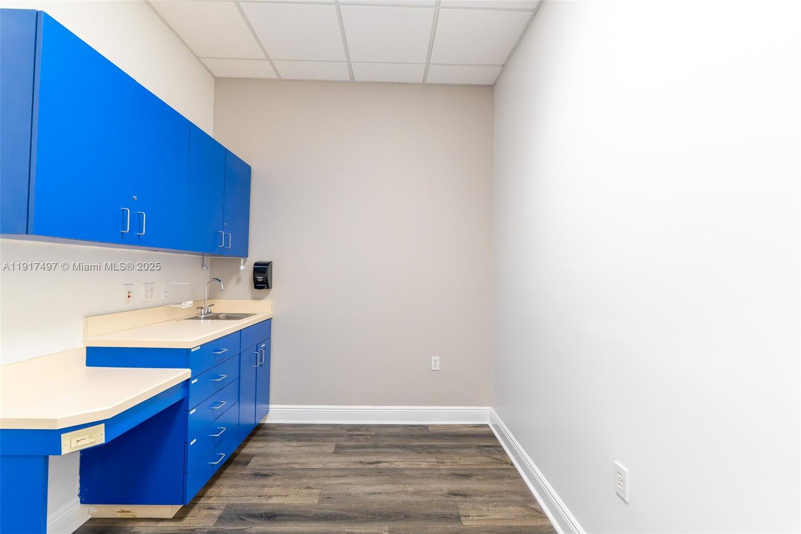   /   sq. ft. $ 2025-11-20 0 foto