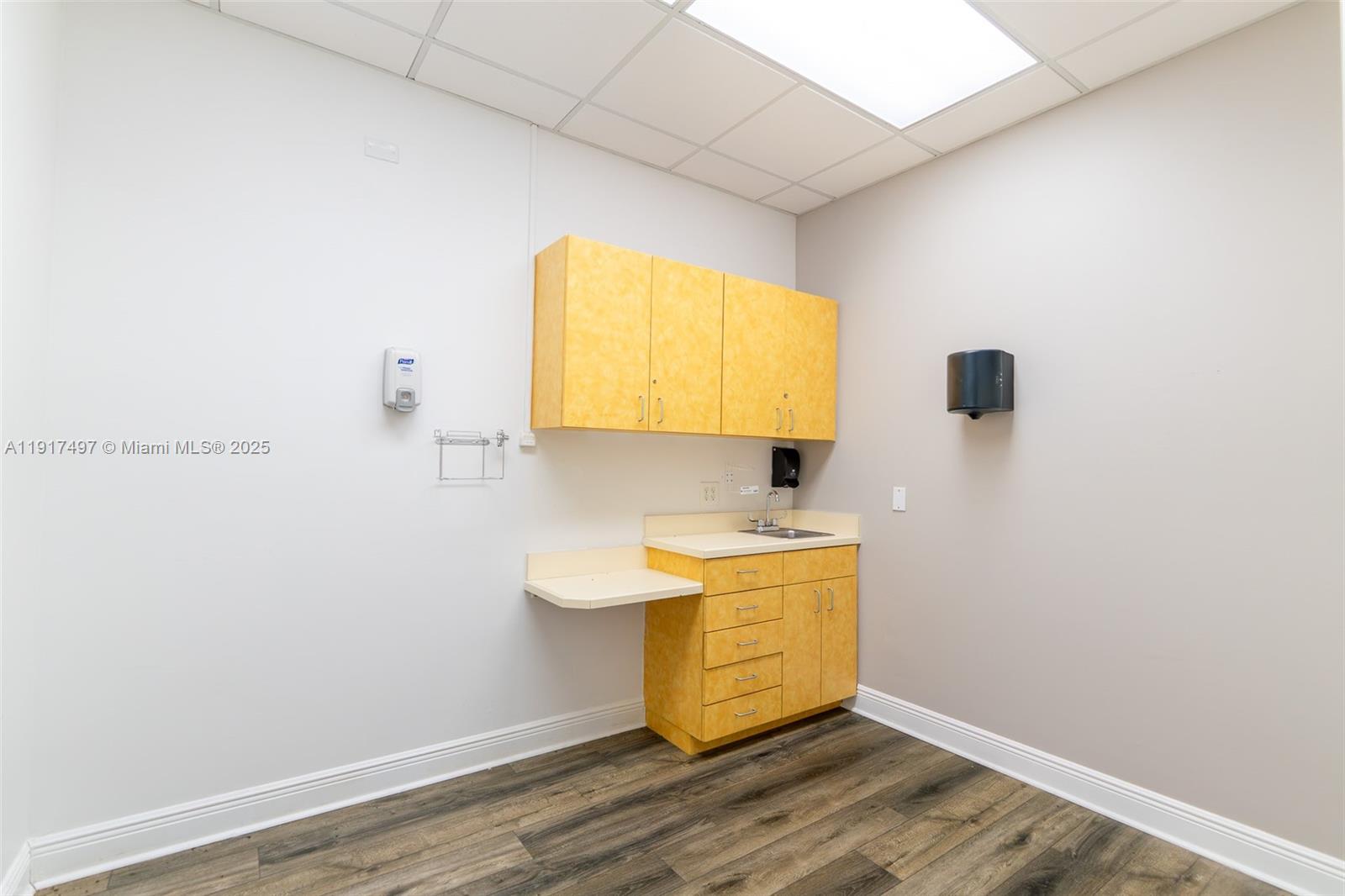   /   sq. ft. $ 2025-11-20 0 foto