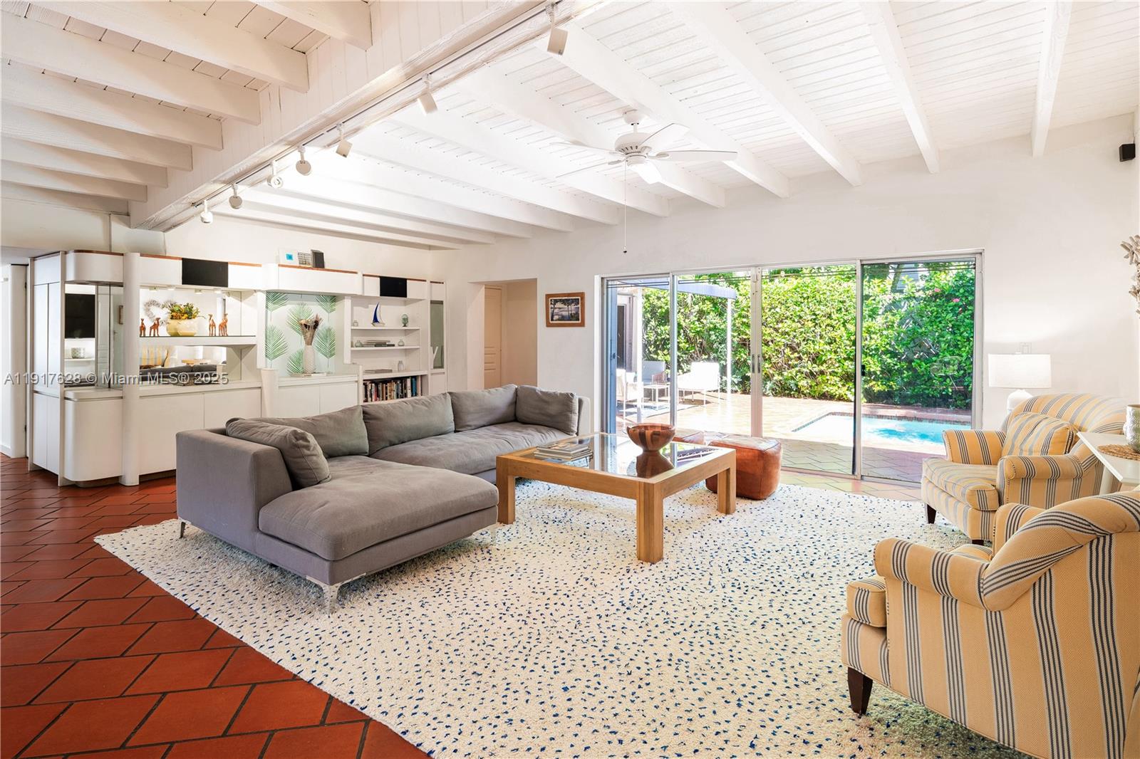   /   кв.футов $ 2025-11-20 0 Фото