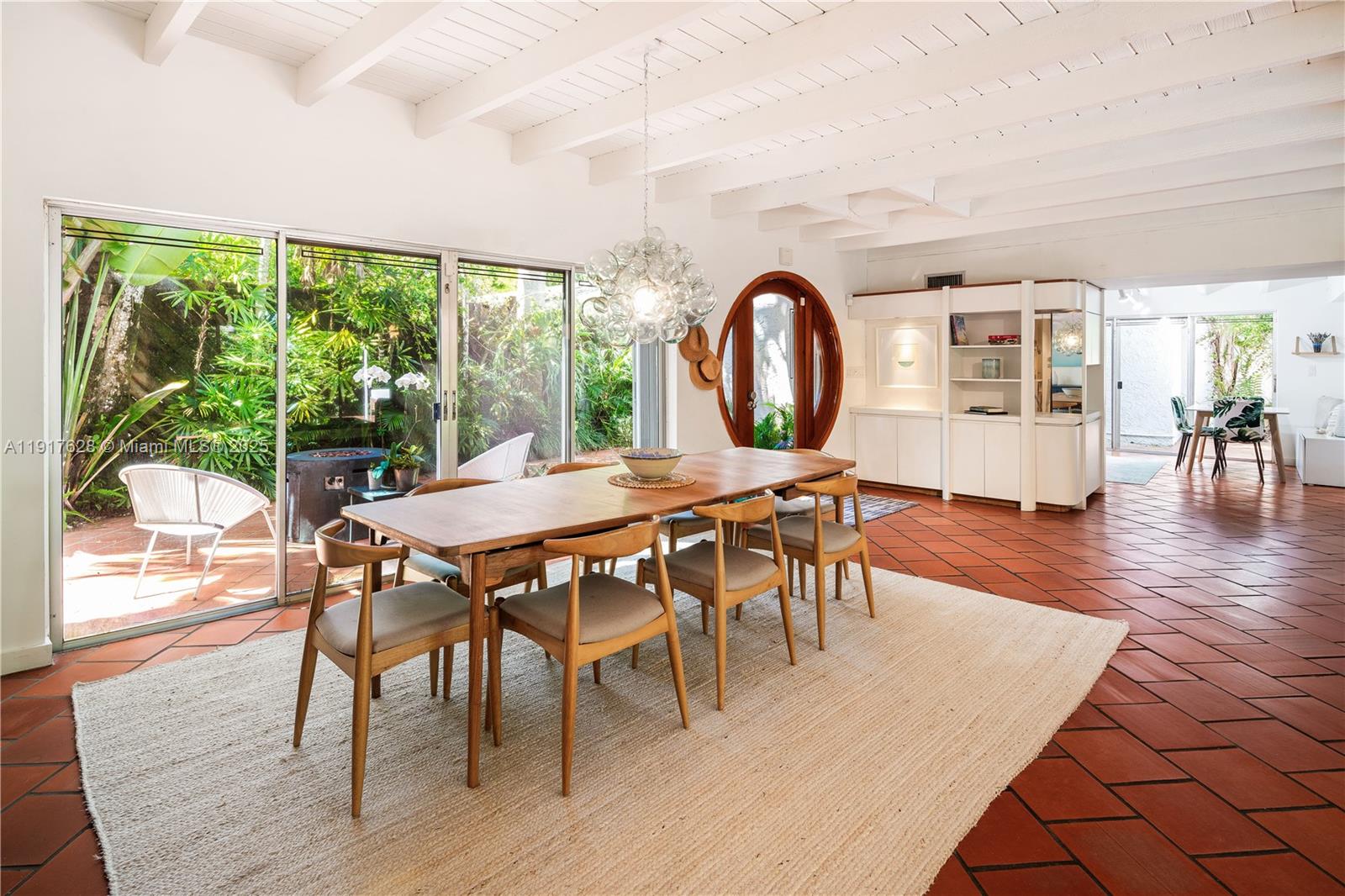   /   кв.футов $ 2025-11-20 0 Фото