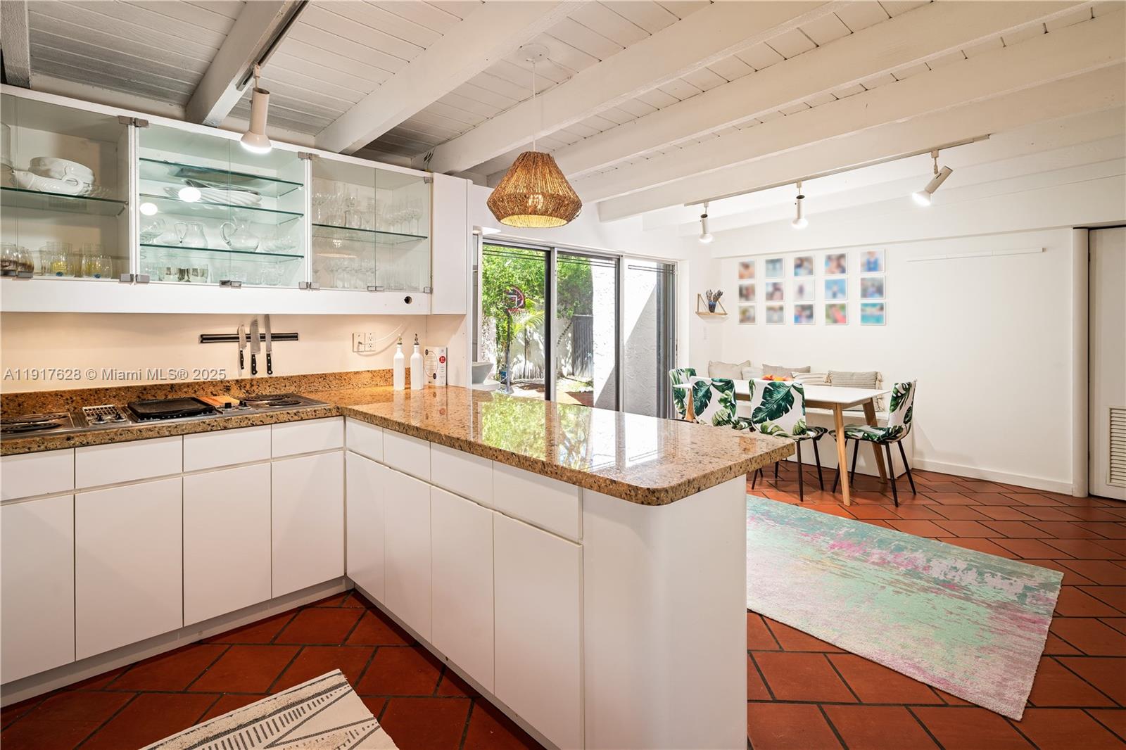   /   кв.футов $ 2025-11-20 0 Фото