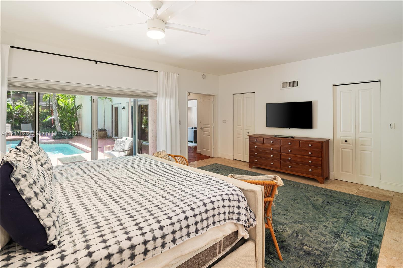   /   кв.футов $ 2025-11-20 0 Фото