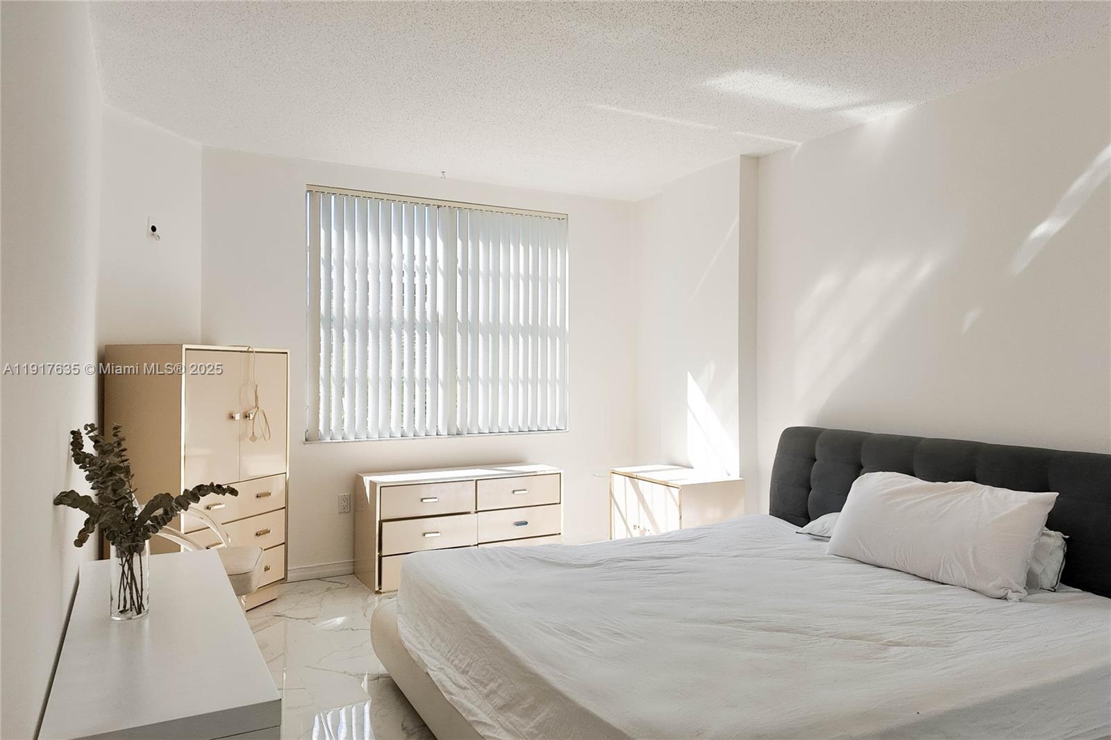 6M 1 / 1 798 sq. ft. $ 2025-11-20 0 Photo