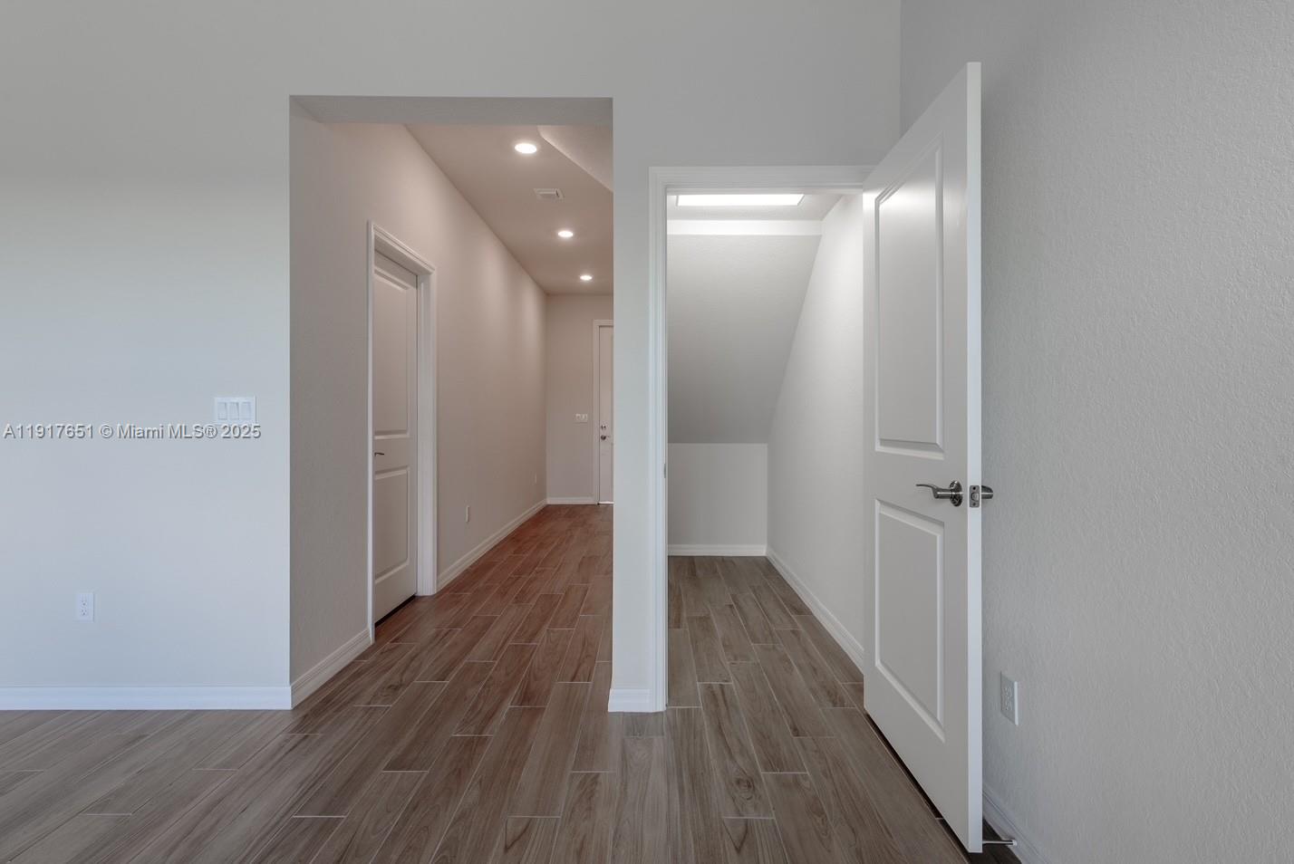 4974 3 / 3 1905 sq. ft. $ 2025-11-20 0 Photo