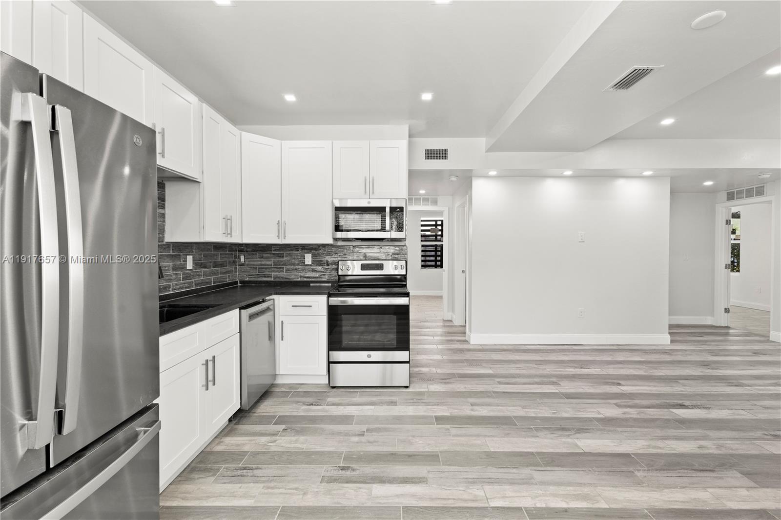 See details / 2000 sq. ft. $ 2025-11-20 0 Photo