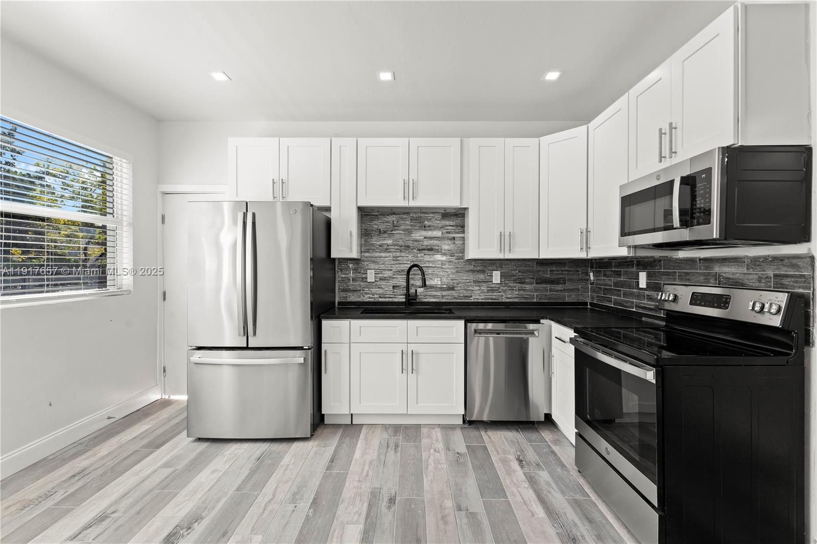 See details / 2000 sq. ft. $ 2025-11-20 0 Photo