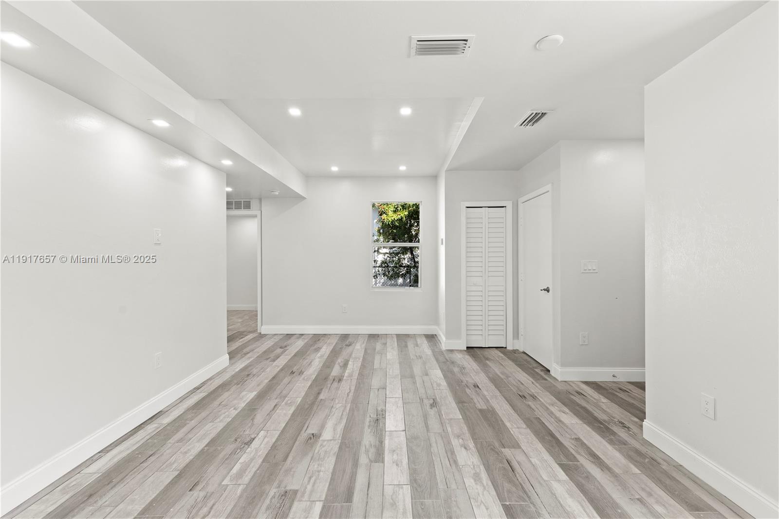 See details / 2000 sq. ft. $ 2025-11-20 0 Photo