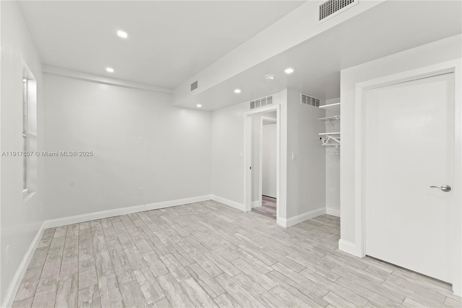 See details / 2000 sq. ft. $ 2025-11-20 0 Photo