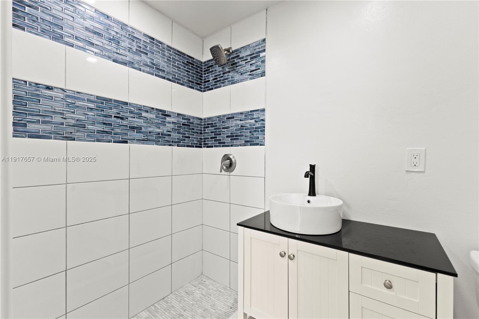 See details / 2000 sq. ft. $ 2025-11-20 0 Photo