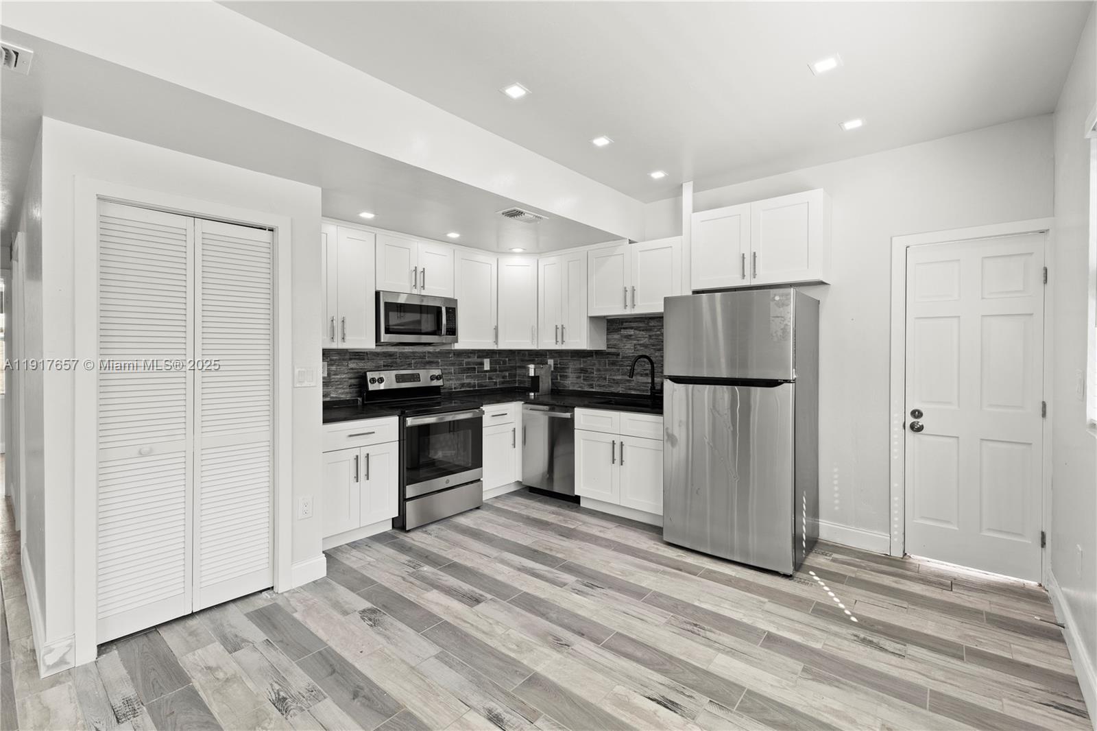 See details / 2000 sq. ft. $ 2025-11-20 0 Photo