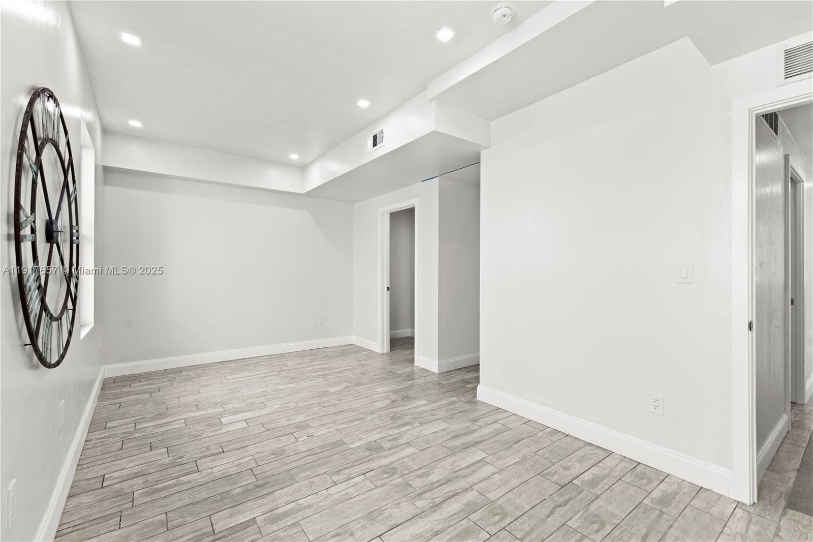 See details / 2000 sq. ft. $ 2025-11-20 0 Photo